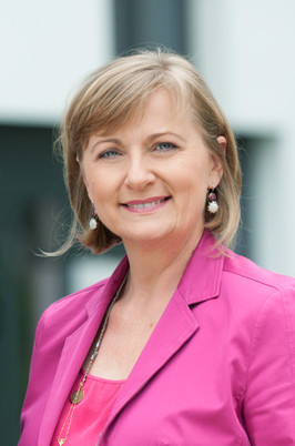 Viyana'da faaliyet gösteren kadın danışma merkezi ABZ Frauen Aktiv Weiter, beş yıldır işsiz kadınlara destek veriyor. Bu süre zarfında yaklaşık 5.000 kadın danışmanlık hizmeti aldı ve bu kadınların yüzde 28'i iş bulmayı başardı.VİYANA – (HZF GLOBAL)  ABZAustria kuruluşunun Genel Müdürü Manuela Vollmann, 1.300 kadının iş bulduğunu veya bir nitelik kazandığını belirtti. Bu program, Viyana Kamu İstihdam Hizmeti (AMS) tarafından finanse ediliyor. Hem ABZAustria hem de AMS, yüzde 28'lik iş bulma oranının etkileyici olduğunu, özellikle de danışmanlık alan kadınların çoğunun uzun süredir iş aradığını vurguladı.
Kadınlara Destek
ABZ*Frauen Aktiv#Weiter, iş aramadan önce desteğe ihtiyaç duyan 25 yaş ve üzeri işsiz kadınlara yönelik hizmet veriyor. Vollmann, "Kadınlara çaresiz kaldıklarında gerçekten yardım ediyoruz" dedi. Bir örnek olarak, koltuk değneğine bağımlı bir müşterisinin diğer kadınlarla yapılan tavsiyeler ve görüşmeler sayesinde cesaretini yeniden kazandığını ve ardından ağ yöneticisi olarak iş bulduğunu anlattı.
Geniş Kapsamlı Danışmanlık
Merkez, sağlık, egzersiz, dijitalleşme ve yaratıcılık gibi konularda bireysel danışmanlık, uygulama eğitimi ve atölye çalışmaları sunuyor. Kadınlar, istedikleri zaman danışma merkezine gelerek ileri eğitim kursları araştırabilirler. Danışmanlık hizmetleri 16 dilde verilmektedir.
Zorluklar
Vollmann, kadınların artık çok çeşitli konularla merkeze başvurduğunu ve emekli maaşı ile yaşlılıkta finansal güvenlik konularının giderek daha fazla ele alındığını belirtti. Atölye çalışmaları da bu konuları kapsıyor.
Yaşlı Kadınlar İçin İstihdam Zorluğu
Viyana'da yaklaşık 42.000 kadın işsiz olarak kayıtlı. Vollmann, kadınların bakım görevleri nedeniyle işgücü piyasasından çekilme riskinin bulunduğunu ve 50-55 yaşlarında iş bulmanın zorluğunu vurguladı. Özellikle şirketlerin kadınların akrabalarının bakımını üstlenme ihtimalinden endişe ettiğini belirtti.
