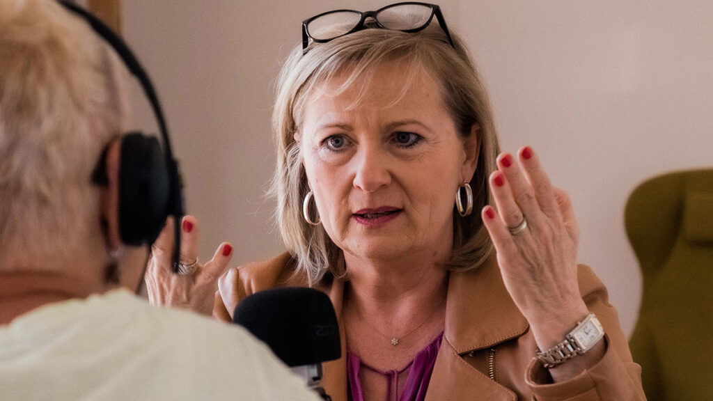 Viyana'da faaliyet gösteren kadın danışma merkezi ABZ Frauen Aktiv Weiter, beş yıldır işsiz kadınlara destek veriyor. Bu süre zarfında yaklaşık 5.000 kadın danışmanlık hizmeti aldı ve bu kadınların yüzde 28'i iş bulmayı başardı.VİYANA – (HZF GLOBAL)  ABZAustria kuruluşunun Genel Müdürü Manuela Vollmann, 1.300 kadının iş bulduğunu veya bir nitelik kazandığını belirtti. Bu program, Viyana Kamu İstihdam Hizmeti (AMS) tarafından finanse ediliyor. Hem ABZAustria hem de AMS, yüzde 28'lik iş bulma oranının etkileyici olduğunu, özellikle de danışmanlık alan kadınların çoğunun uzun süredir iş aradığını vurguladı.
Kadınlara Destek
ABZ*Frauen Aktiv#Weiter, iş aramadan önce desteğe ihtiyaç duyan 25 yaş ve üzeri işsiz kadınlara yönelik hizmet veriyor. Vollmann, "Kadınlara çaresiz kaldıklarında gerçekten yardım ediyoruz" dedi. Bir örnek olarak, koltuk değneğine bağımlı bir müşterisinin diğer kadınlarla yapılan tavsiyeler ve görüşmeler sayesinde cesaretini yeniden kazandığını ve ardından ağ yöneticisi olarak iş bulduğunu anlattı.
Geniş Kapsamlı Danışmanlık
Merkez, sağlık, egzersiz, dijitalleşme ve yaratıcılık gibi konularda bireysel danışmanlık, uygulama eğitimi ve atölye çalışmaları sunuyor. Kadınlar, istedikleri zaman danışma merkezine gelerek ileri eğitim kursları araştırabilirler. Danışmanlık hizmetleri 16 dilde verilmektedir.
Zorluklar
Vollmann, kadınların artık çok çeşitli konularla merkeze başvurduğunu ve emekli maaşı ile yaşlılıkta finansal güvenlik konularının giderek daha fazla ele alındığını belirtti. Atölye çalışmaları da bu konuları kapsıyor.
Yaşlı Kadınlar İçin İstihdam Zorluğu
Viyana'da yaklaşık 42.000 kadın işsiz olarak kayıtlı. Vollmann, kadınların bakım görevleri nedeniyle işgücü piyasasından çekilme riskinin bulunduğunu ve 50-55 yaşlarında iş bulmanın zorluğunu vurguladı. Özellikle şirketlerin kadınların akrabalarının bakımını üstlenme ihtimalinden endişe ettiğini belirtti.
