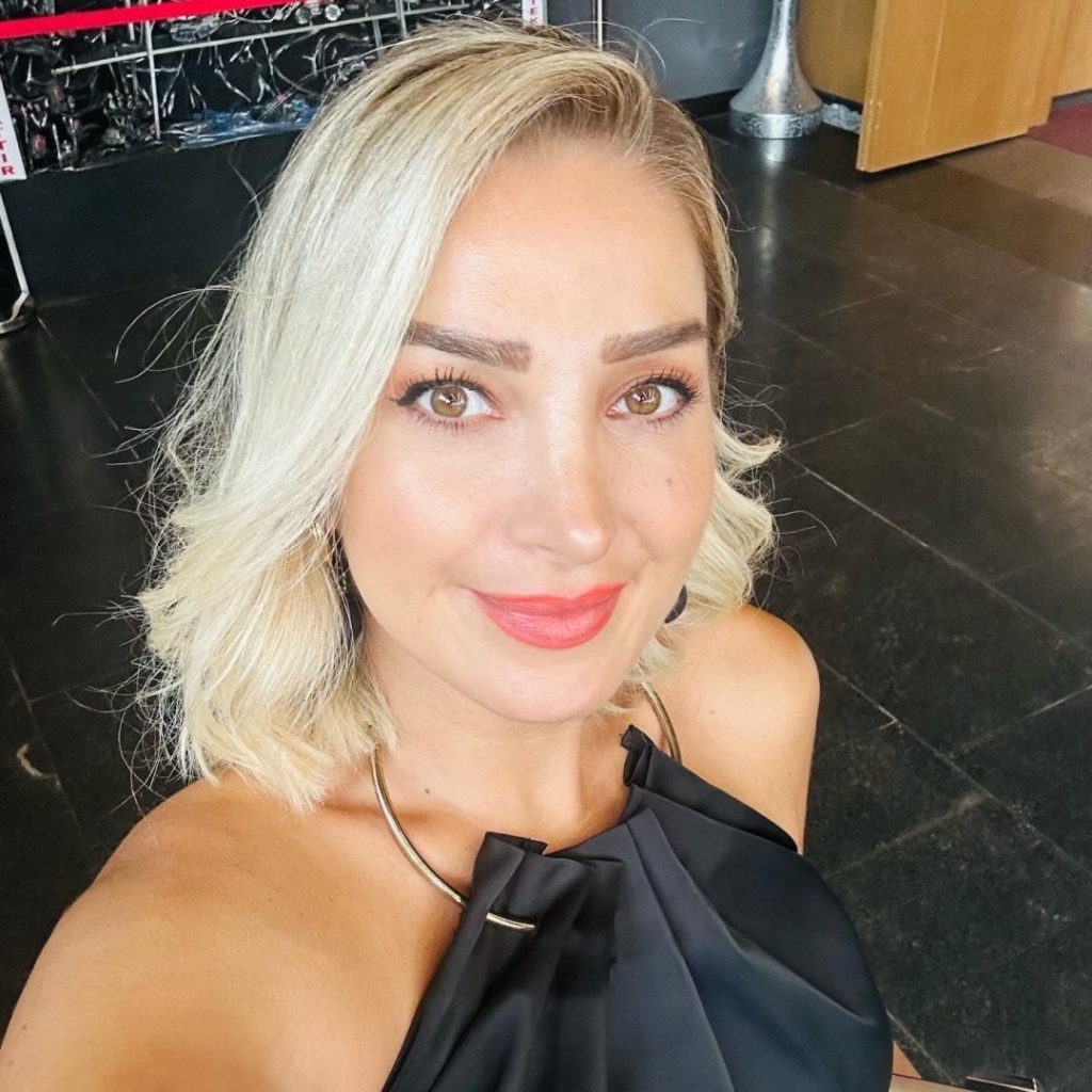 Burcu ile ''İşin aslı''.... Sessiz kalabalıklar ve görunmeyen yanlızlıklar